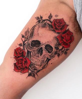 Tatuaż róże i czaszka