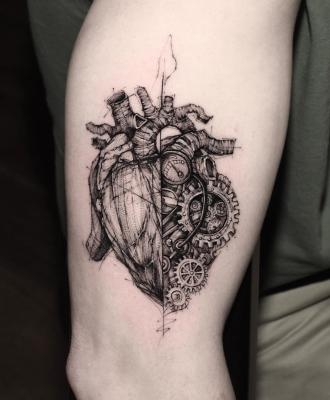 Tatuaż serce na nodze