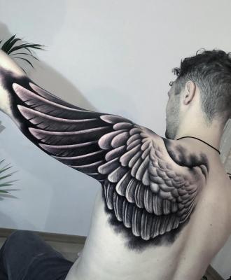 Tatuaż skrzydło na ramieniu