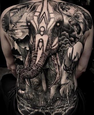 Tatuaż słoń na plecach męski wzór