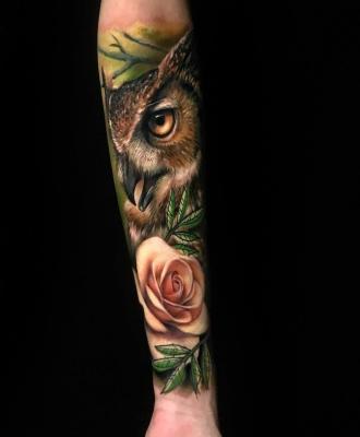 Tatuaż sowa i róża