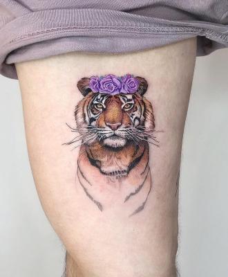 Tatuaż tygrys i kwiaty