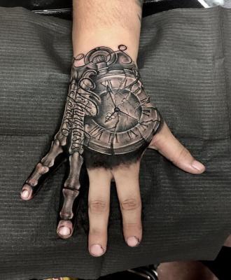 Tatuaż zegar na dłoni
