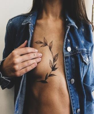 Tatuaże damskie owijka wokół piersi