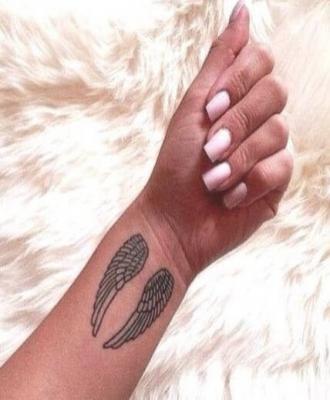 Tatuaże damskie skrzydła na nadgarstku