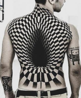 Tatuaże iluzja na plecach