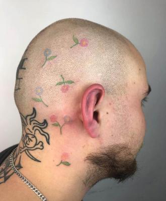 Tatuaże kwiatki na głowie