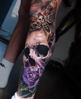 Tatuaże na nogach czaszka róża