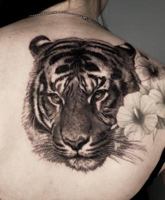 Tygrys damski tatuaż plecy