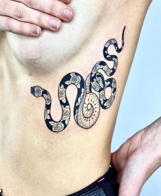 Wąż ciekawy motyw tatuażu