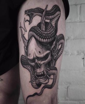 Wąż i czaszka tatuaż