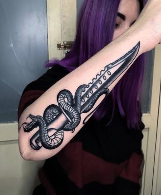 Wąż i nóż tatuaż