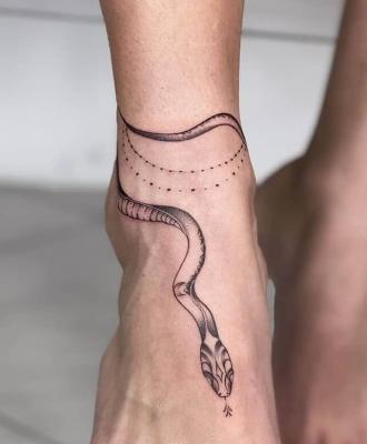 Wąż owijka tatuaż