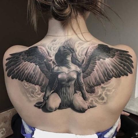 Kobieta anioł tatuaż na plecach