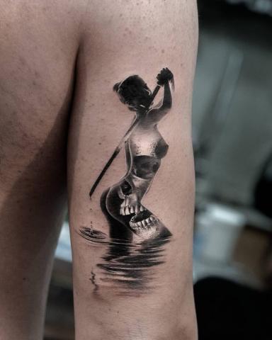 Kobieta czaszka tatuaż