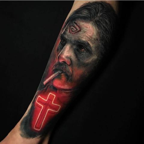 Krzyż i twarz tatuaż