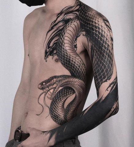 Męski tatuaż wąż