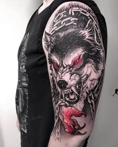 Męski tatuaż wilk na ramieniu