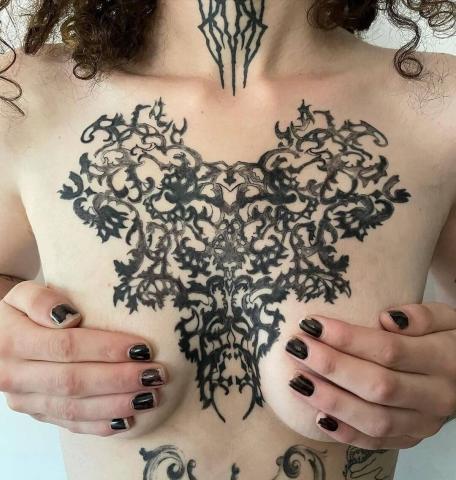 Między piersiami tatuaże damskie
