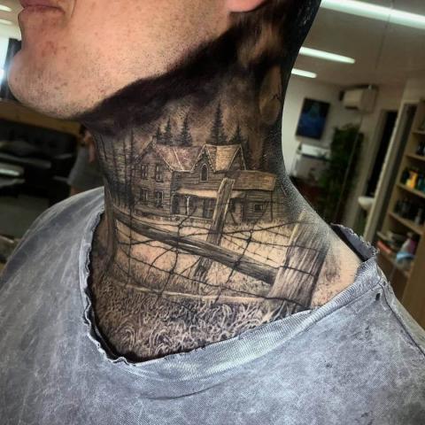 Na szyi meszki tatuaż