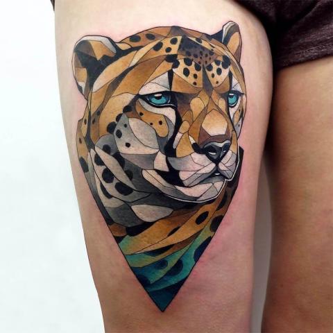Tatuaż damski lew na udzie