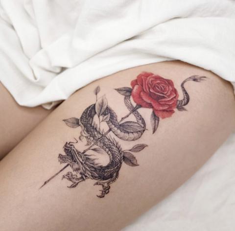 Tatuaż dla kobiety róża i wąż 