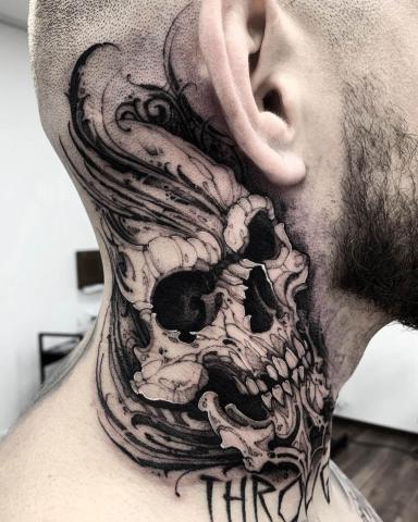 Tatuaż dla mężczyzny czaszka na szyi