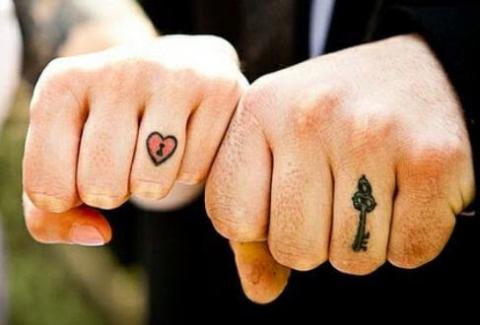 Tatuaż dla par klucz i kłódka