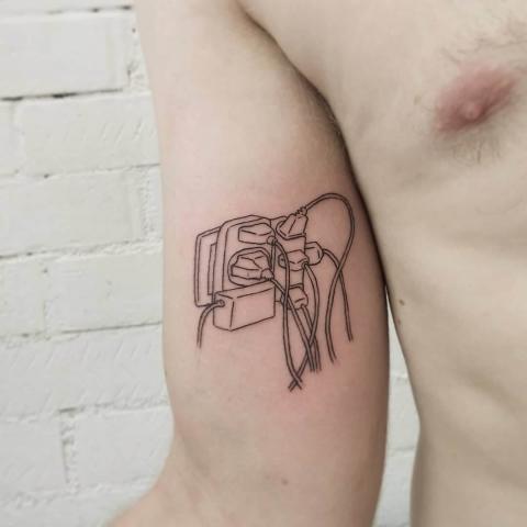 Tatuaż połączenie elektryczne