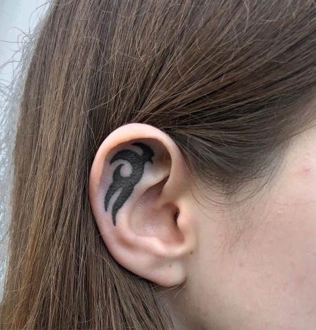 Tatuaże damskie w uchu