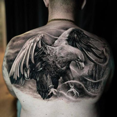 Tatuaże męskie na plecach orzeł