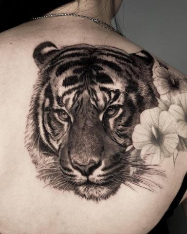 Tygrys tatuaż na plecach dla kobiety