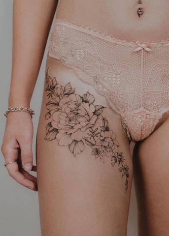 Udo tatuaż kwiaty dla kobiety