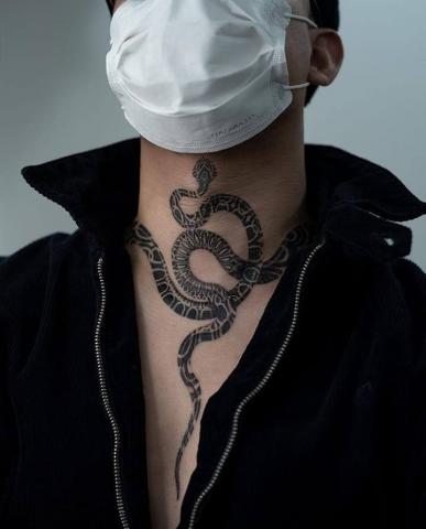 Wąż męski tatuaż szyja klatka piersiowa