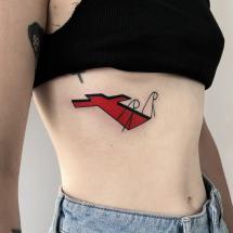 Czerwony krzyż tatuaż