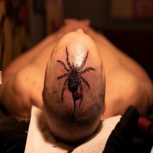 Męski tatuaż pająk na głowie