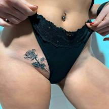 Tatuaż róża intymny dla kobiety