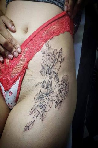 Damski tatuaż kwiaty