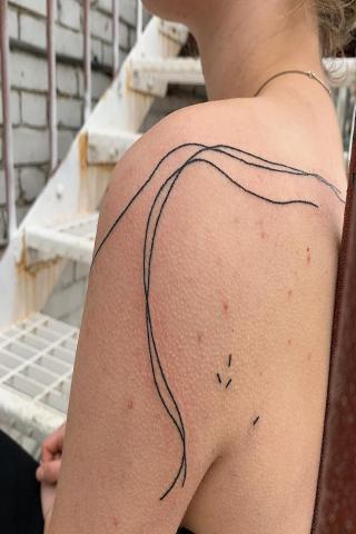 Damskie tatuaże linie