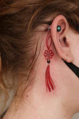 Damskie tatuaże za uchem
