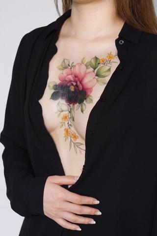 Dekolt tatuaż kwiaty