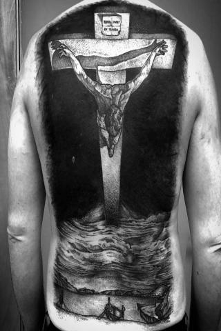 Duży krzyż na plecach tatuaż