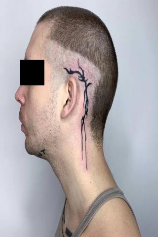 Męski tatuaż za uchem
