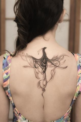 Paw tatuaż na plecach u kobiety