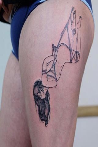 Skrępowana kobieta tatuaż