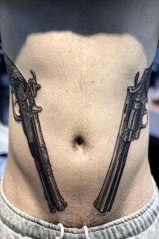 Tatuaż dwa pistolety