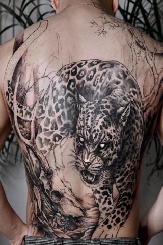 Tatuaż jaguar na plecach