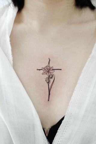 Tatuaż krzyż i kwiat