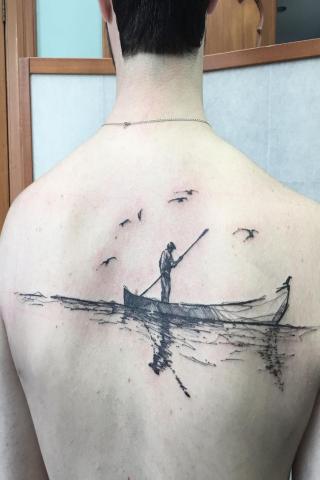 Tatuaż łódka na plecach