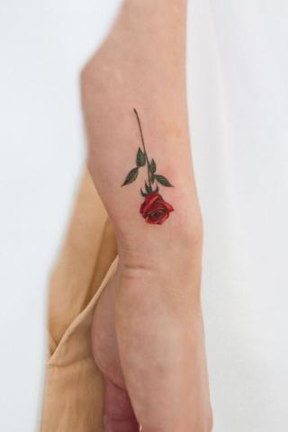 Tatuaż mała różyczka na ręce